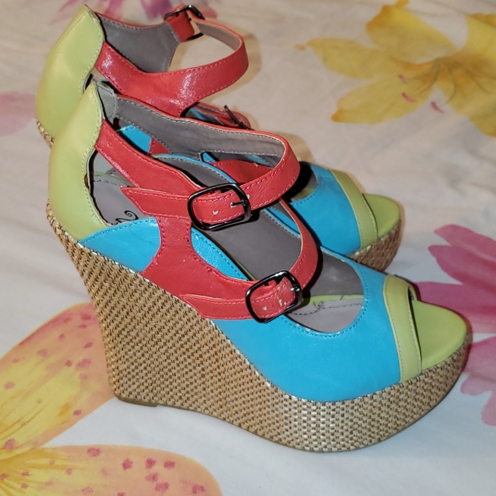Groovy Platform Shoes Size 7 !